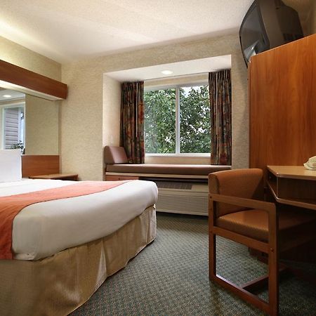 Microtel Inn & Suites By Wyndham Brunswick Habitación foto