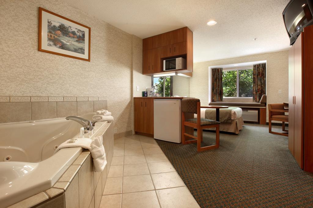 Microtel Inn & Suites By Wyndham Brunswick Habitación foto